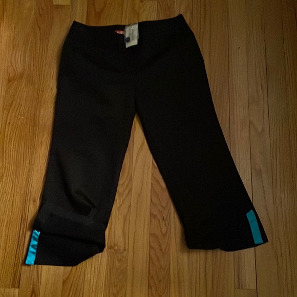 NWT Guess Jeans capri size 26, color black. 2 front pockets and 1 back pocket - Picture 15 of 17